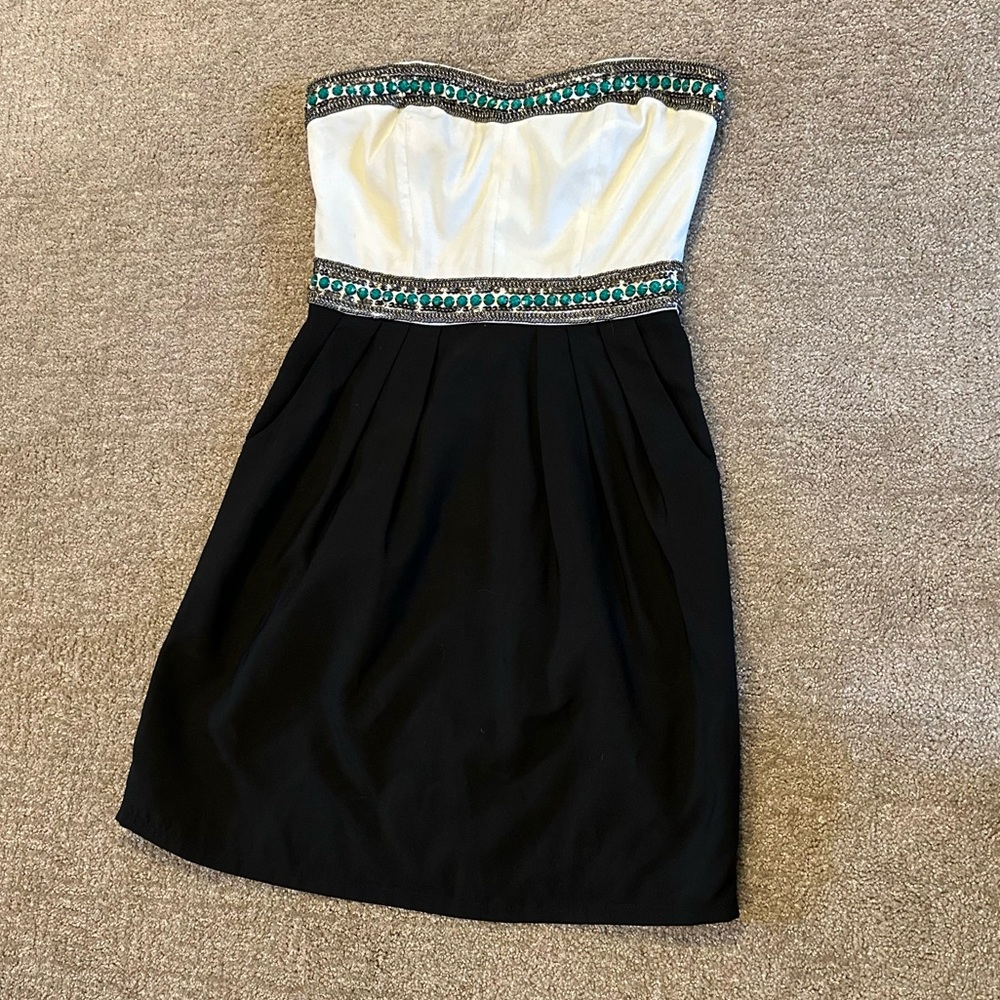 Beautiful strapless dress with turquoise bead detail. Size small. Worn twice